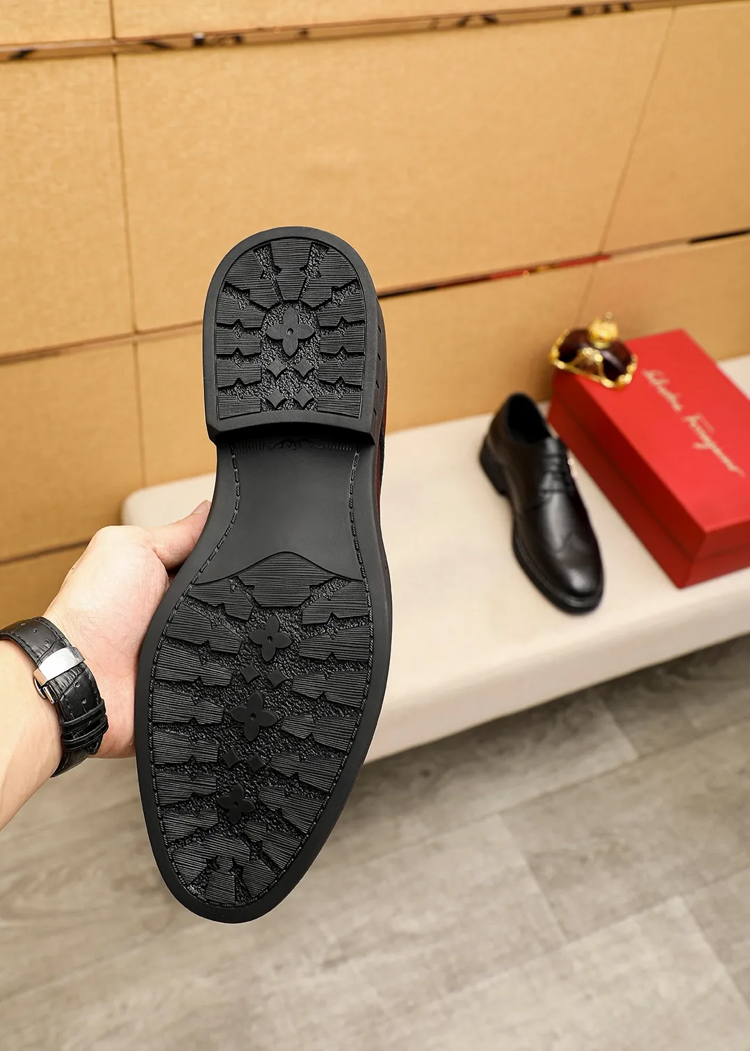 Men's shoes 💰462 💐 Product trademark: Ferragamo "Ferragamo" business leather shoes Regular size: 38-44 (45.46🉑️customized) Product materials: Selected imported first-layer calfskin upper, imported water-dyed cowhide leather lining. Strong three-dimensional visual effect, rubber outsole Color: 1⃣️color optional